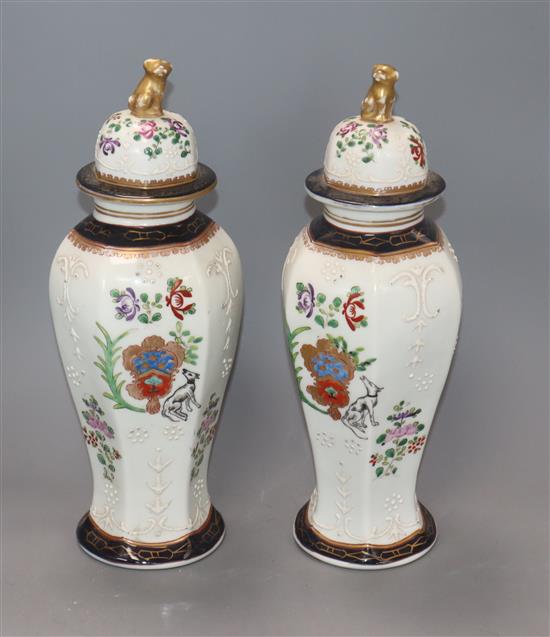 A pair of Samson porcelain lidded vases
